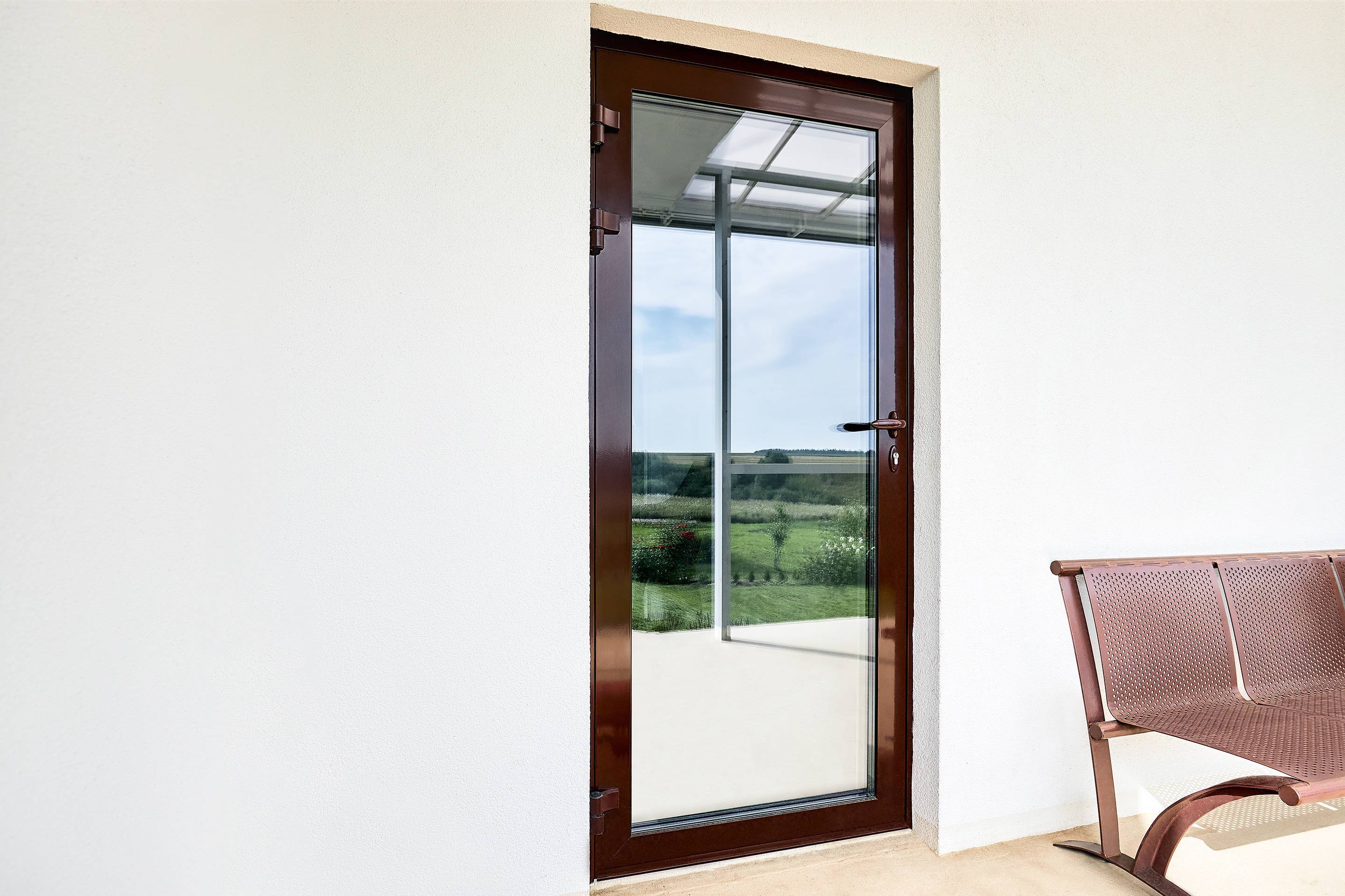 Классическая дверь ALT W72, вид снаружи, накладные петли, цвет RAL 8017 категория Двери