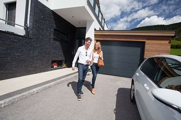 Секционные гаражные ворота цвета антрацит категория Гаражные ворота