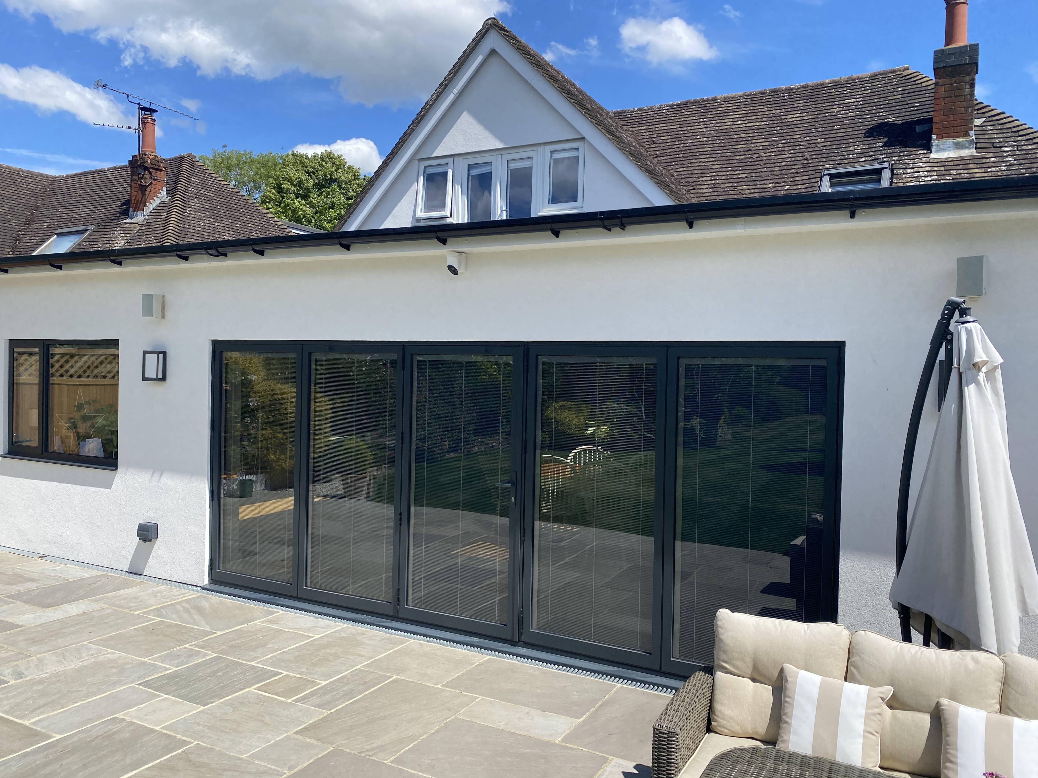 Складные двери-гармоша ALT BF73 с проходной дверью категория Портальные системы