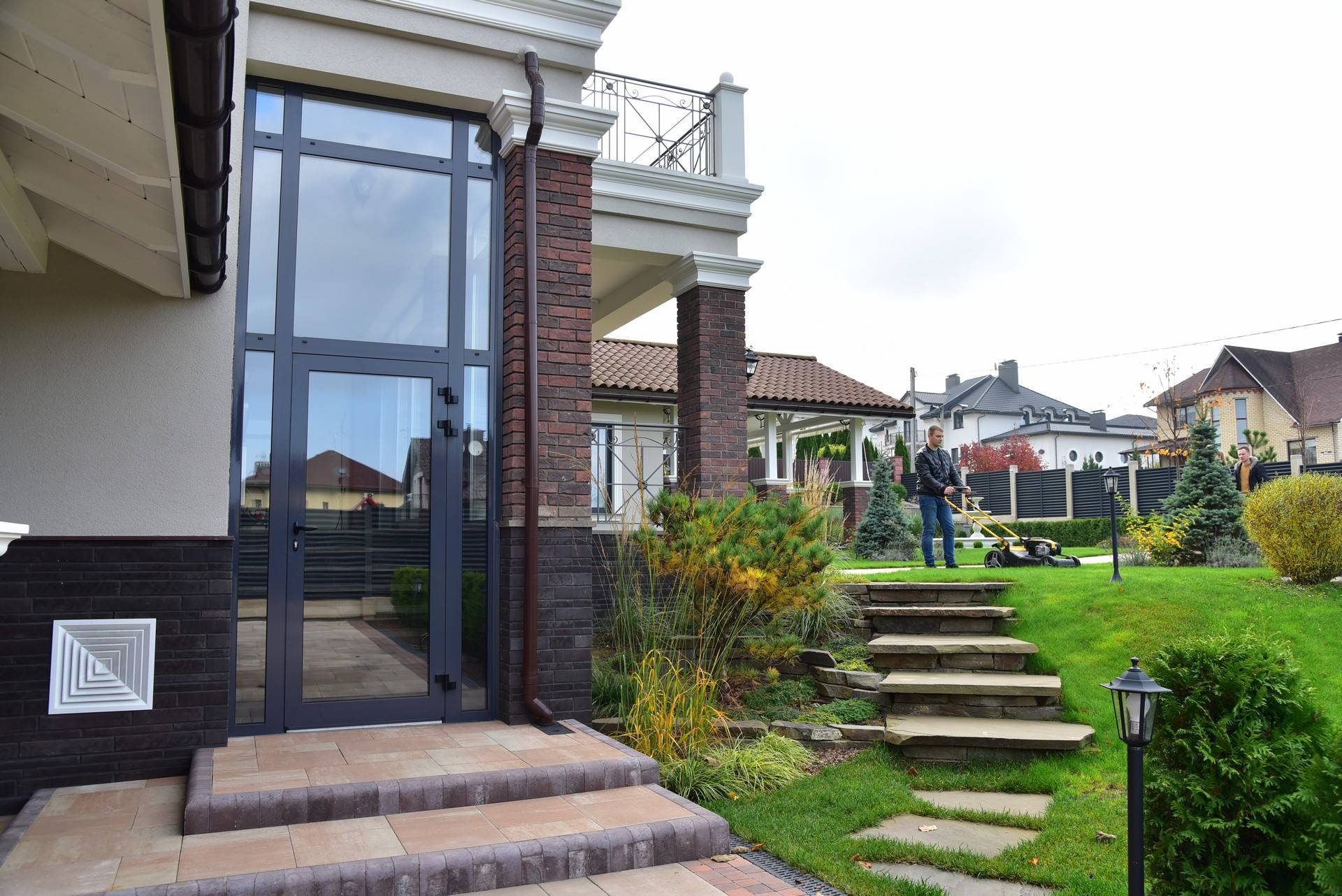 Классическая дверь ALT W72, цвет RAL 7016 (накладные петли) категория Двери