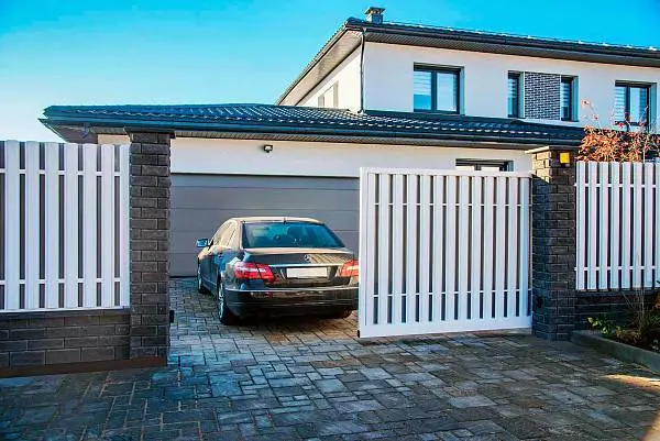 Скидки на ворота в честь юбилея компании «Крепкая Башня»