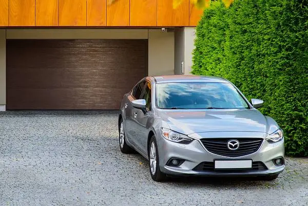 Акция в Торговой компании Иванова: при покупке секционных ворот Prestige — монтаж и доставка бесплатно